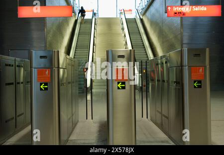 Tornelli alla stazione di Ansio, metropolitana di Bilbao progettato dall'architetto Norman Foster. A Barakaldo, Bilbao. Golfo di Guascogna, Euskadi. Spagna Foto Stock