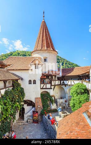 Cortile interno del castello di Bran, casa del leggendario conte Dracula, Bran, vicino a Brasov, Transilvania, Romania Foto Stock