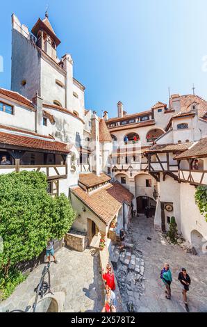 Cortile interno del castello di Bran, casa del leggendario conte Dracula, Bran, vicino a Brasov, Transilvania, Romania Foto Stock