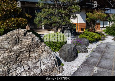 Giardino del Tempio Choko-ji - Un piccolo e austero giardino karesansui asciutto fiancheggia le pareti esterne di Chokoji, con piccoli giardini di fronte alla temperatura principale Foto Stock