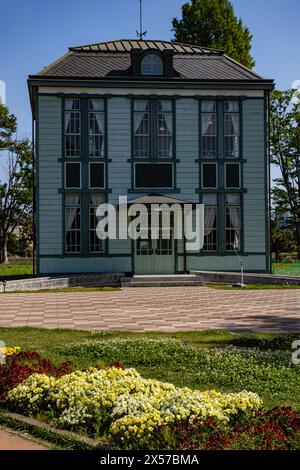 Vert Cafe Suijokoen - e' ospitato nell'ex Shinobicho Credit Union Bank e' stato fisicamente rimosso sulle rive del grande stagno al Water Castle Park Foto Stock