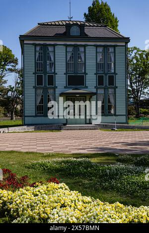 Vert Cafe Suijokoen - e' ospitato nell'ex Shinobicho Credit Union Bank e' stato fisicamente rimosso sulle rive del grande stagno al Water Castle Park Foto Stock