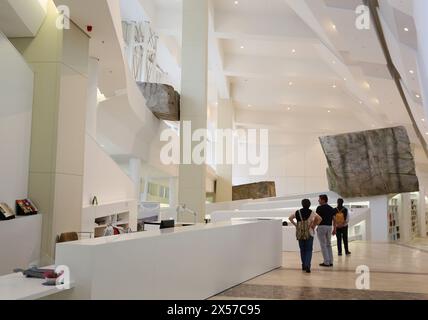 Scultura rupestre dell'artista Jorge Perianes nella Biblioteca della Cidade da Cultura de Galicia, città della Cultura della Galizia, progettata da Peter Eisenman, sa Foto Stock