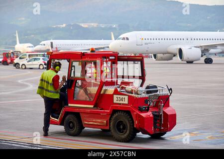 Il personale di servizio, aereo, l'aeroporto di Bilbao, Loiu, Bizkaia, Paesi Baschi Foto Stock