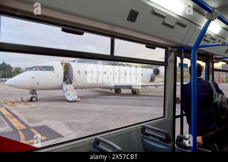 I passeggeri in partenza il bus sulla strada per l'aereo, l'aeroporto di Bilbao, Loiu, Bizkaia, Paesi Baschi Foto Stock