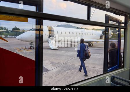 I passeggeri in partenza il bus sulla strada per l'aereo, l'aeroporto di Bilbao, Loiu, Bizkaia, Paesi Baschi Foto Stock