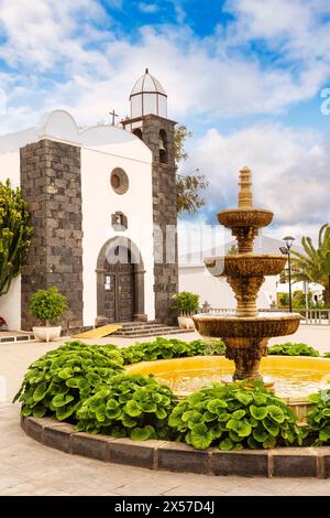 Chiesa e fontana, San Bartolome, Lanzarote, Isole Canarie, Spagna Foto Stock