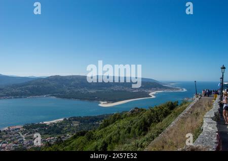 vista tranquilla dal Monte de Santa Trega, Spagna, con vista sul fiume. Foto Stock