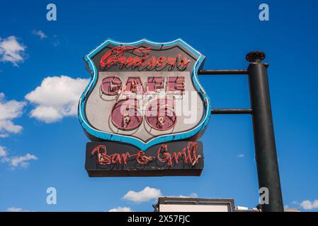 Insegna vintage Route 66 Cafe con sfondo Blue Sky, Williams, Arizona Foto Stock