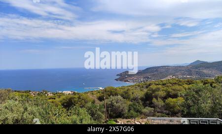 Tranquilla isola di Moni, Egina, Grecia. Un luogo dove prendere il sole con cervi e pavoni. Foto Stock