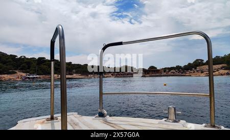 Tranquilla isola di Moni, Egina, Grecia. Un luogo dove prendere il sole con cervi e pavoni. Foto Stock