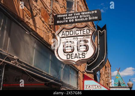 Insegna vintage Route 66 Cafe con sfondo Blue Sky, Williams, Arizona Foto Stock