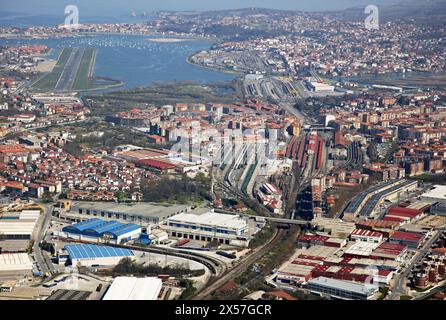 Aeroporto di San Sebastian (in alto a sinistra), Irun (in primo piano), Hendaye (in alto a destra), foce del fiume Bidasoa, baia di Txingudi, confine franco-spagnolo Foto Stock