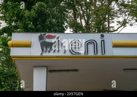 Stazione di servizio Eni, simbolo del cane a sei zampe. logo della campagna energetica attiva nella ricerca e sviluppo con petrolio, gas naturale, alternative en Foto Stock