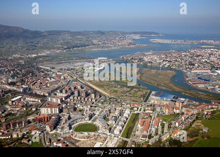 Irun (in primo piano), aeroporto di San Sebastian e Hondarribia (sullo sfondo), Hendaye (centro, destra), foce del fiume Bidasoa, baia di Txingudi, spagnolo francese Foto Stock