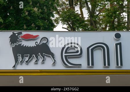 Stazione di servizio Eni, simbolo del cane a sei zampe. logo della campagna energetica attiva nella ricerca e sviluppo con petrolio, gas naturale, alternative en Foto Stock