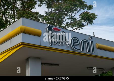 Stazione di servizio Eni, simbolo del cane a sei zampe. logo della campagna energetica attiva nella ricerca e sviluppo con petrolio, gas naturale, alternative en Foto Stock