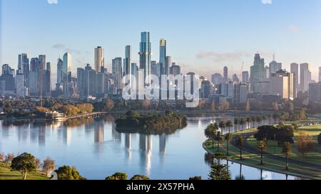 Melbourne, Australia. La vista dello skyline di Melbourne con l'Albert Park Lake in primo piano. Foto Stock
