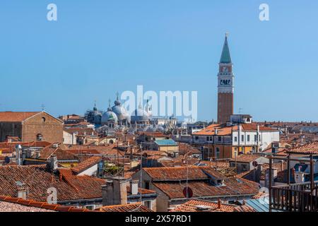 Vista sui tetti di Venezia del campanile e delle cupole della basilica di San Marco, vista dal tetto del Fondaco dei tedeschi Foto Stock