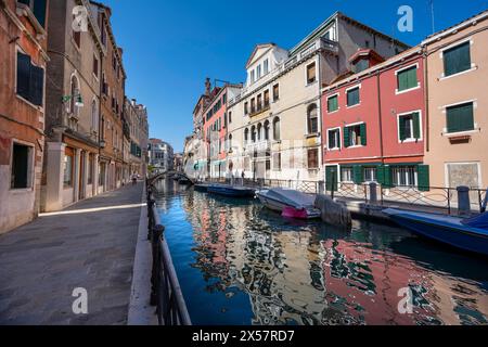 Colorate facciate delle case che si riflettono sul canale, Venezia, Veneto, Germania Foto Stock