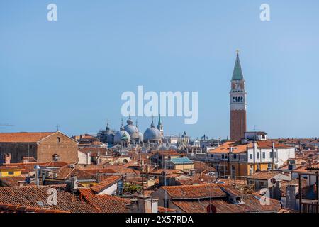 Vista sui tetti di Venezia del campanile e delle cupole della basilica di San Marco, vista dal tetto del Fondaco dei tedeschi Foto Stock