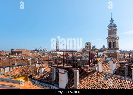 Vista sui tetti di Venezia del campanile e delle cupole della basilica di San Marco, vista dal tetto del Fondaco dei tedeschi Foto Stock