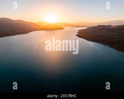 Tramonto sul bacino idrico di Toktogul al tramonto, vista aerea, Kirghizistan Foto Stock