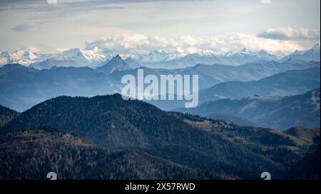 Vista delle colline alpine e della cresta alpina principale con le cime innevate delle Alpi Zillertal, dallo Schinder austriaco, dalle Alpi bavaresi, da Mangfall Foto Stock