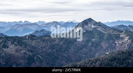 Vista delle colline ai piedi delle montagne Mangfall con la vetta Hinteres Sonnwendjoch, dall'Oesterreischischer Schinder, dalle Prealpi bavaresi, Mangfall Foto Stock