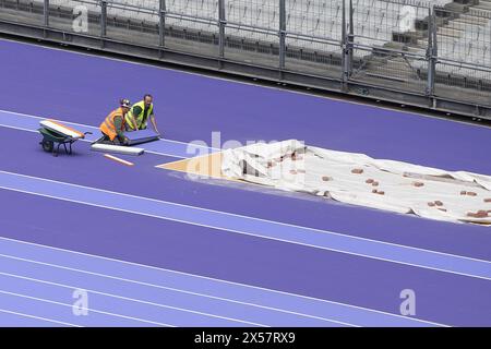 Parigi, Francia. 7 maggio 2024. I lavoratori adattano il percorso viola dello Stade de France, a Parigi, in Francia, il 7 maggio 2024. Crediti: Xu Zijian/Xinhua/Alamy Live News Foto Stock