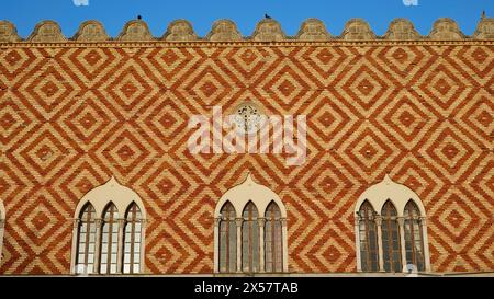 Schema geometrico rosso e bianco su un muro storico con finestre, zona portuale, Rodi, Rodi, Dodecaneso, isole greche, Grecia Foto Stock