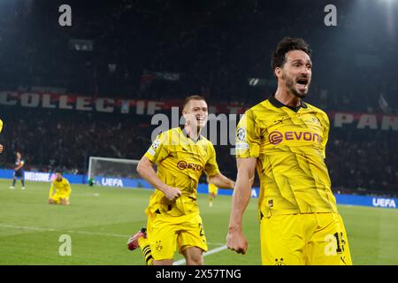 Parigi, Francia. 7 maggio 2024. Mats Hummels (R) del Borussia Dortmund festeggia dopo aver segnato durante la semifinale di UEFA Champions League 2a tappa tra il Paris Saint-Germain e il Borussia Dortmund a Parigi, Francia, 7 maggio 2024. Crediti: Henri Szwarc/Xinhua/Alamy Live News Foto Stock