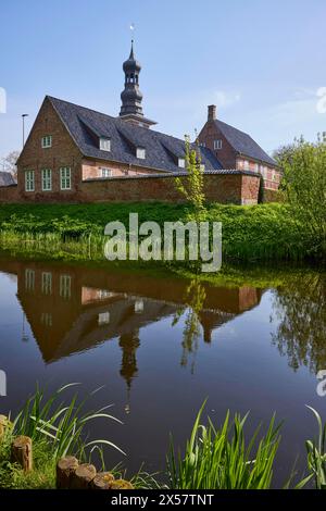 Fossato con riflesso del castello di fronte a Husum, distretto della Frisia settentrionale, Schleswig-Holstein, Germania Foto Stock