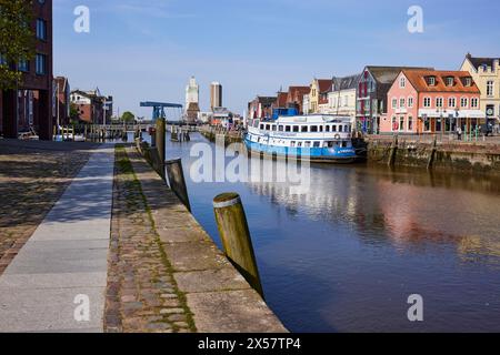 Porto di Husum con la nave ristorante MS Nordertor a Husum, nel distretto della Frisia settentrionale, Schleswig-Holstein, Germania Foto Stock