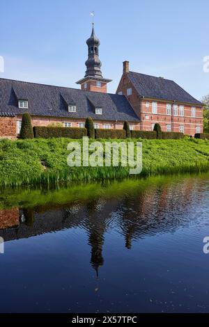 Fossato del castello con riflessi e castello di fronte a Husum, distretto della Frisia settentrionale, Schleswig-Holstein, Germania Foto Stock