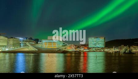 Opera e Museo Munch di notte dell'aurora boreale Oslo Norvegia Foto Stock