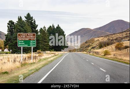 Cartello stradale per la Lindis Pass Alphine Highway, State Highway 8, sull'Isola Sud della nuova Zelanda. Foto Stock