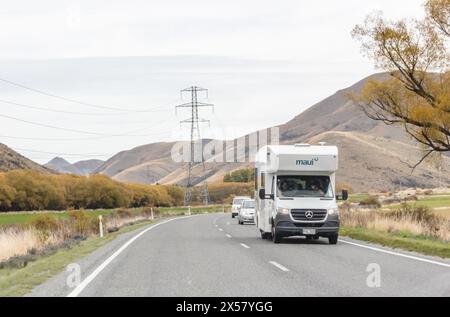 Central Otago, nuova Zelanda - 21 aprile 2023: Veicoli che attraversano la Lindis Pass Alpine Highway, nuova Zelanda. Foto Stock