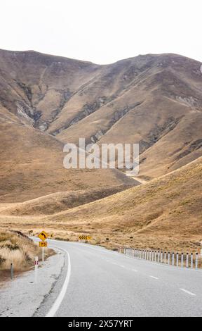 Strada che attraversa il passo di Lindis, autostrada statale 8, Central Otago, nuova Zelanda. Foto Stock