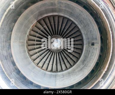 Vista ravvicinata che guarda all'interno di un grande motore jet su una moderna ala di aeroplano Foto Stock