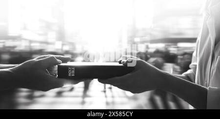 I cristiani diffondono l'amore e il Vangelo di Dio dando libri biblici per le strade della città, la fede evangelizzazione concetto di fondo Foto Stock