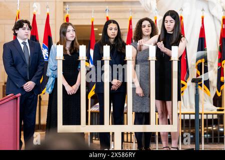 Washington, Stati Uniti. 7 maggio 2024. Accendere le candele alla cerimonia annuale dei giorni della memoria del museo commemorativo dell'Olocausto presso il Campidoglio degli Stati Uniti. (Foto di Michael Brochstein/Sipa USA) credito: SIPA USA/Alamy Live News Foto Stock