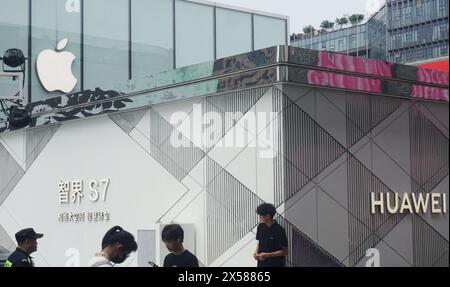 HANGZHOU, CINA - 6 MAGGIO 2024 - Un negozio Huawei accanto al flagship store di Apple a Hangzhou, provincia di Zhejiang, Cina, 6 maggio 2024. Di recente, dati Foto Stock