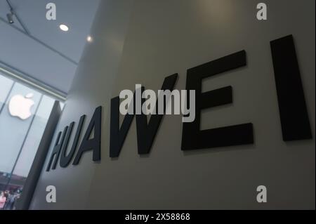 HANGZHOU, CINA - 6 MAGGIO 2024 - Un negozio Huawei accanto al flagship store di Apple a Hangzhou, provincia di Zhejiang, Cina, 6 maggio 2024. Di recente, dati Foto Stock