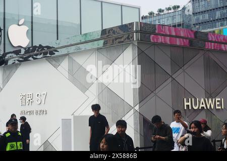 HANGZHOU, CINA - 6 MAGGIO 2024 - Un negozio Huawei accanto al flagship store di Apple a Hangzhou, provincia di Zhejiang, Cina, 6 maggio 2024. Di recente, dati Foto Stock