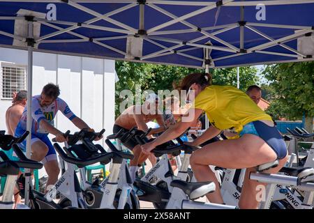 Sabaris, Baiona, Pontevedra, Spagna; 15 luglio, 2023; prova di triathlon sotto una tenda e con cyclette Foto Stock