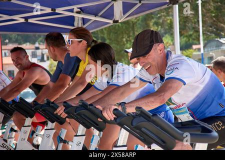 Sabaris, Baiona, Pontevedra, Spagna; 15 luglio, 2023; prova di triathlon sotto una tenda e con cyclette Foto Stock