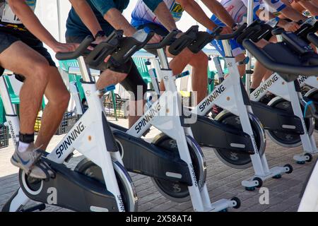 Sabaris, Baiona, Pontevedra, Spagna; 15 luglio, 2023; prova di triathlon sotto una tenda e con cyclette Foto Stock