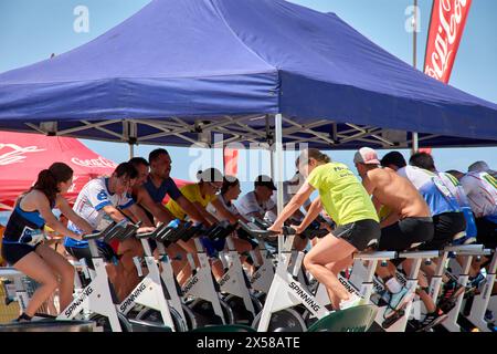 Sabaris, Baiona, Pontevedra, Spagna; 15 luglio, 2023; prova di triathlon sotto una tenda e con cyclette Foto Stock