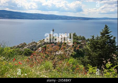 Little medieval stone church in Croatia on the cliff above Adriatic sea Foto Stock